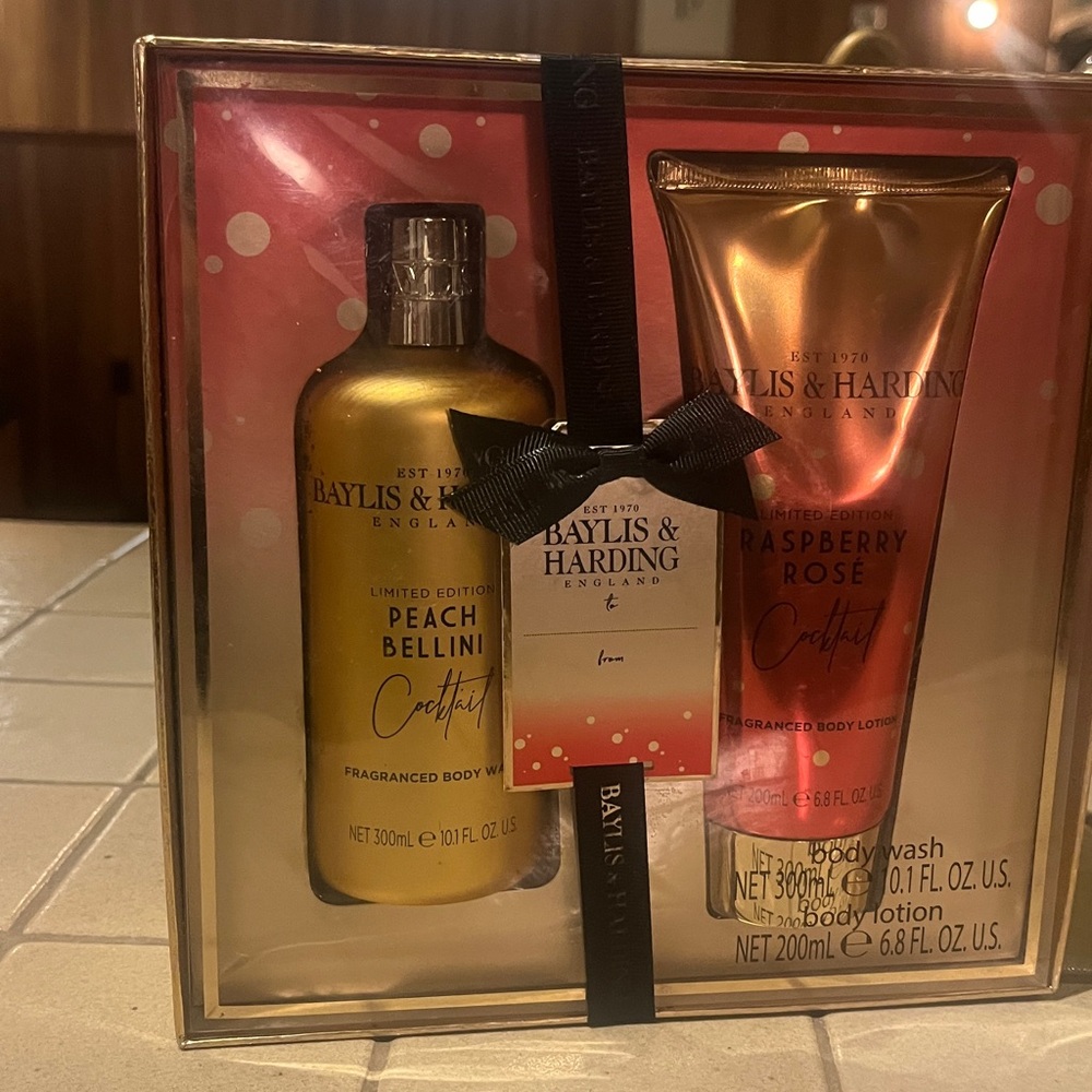 Peach Bellini and Raspberry Rose Gift Set NWT - Picture 6 of 6